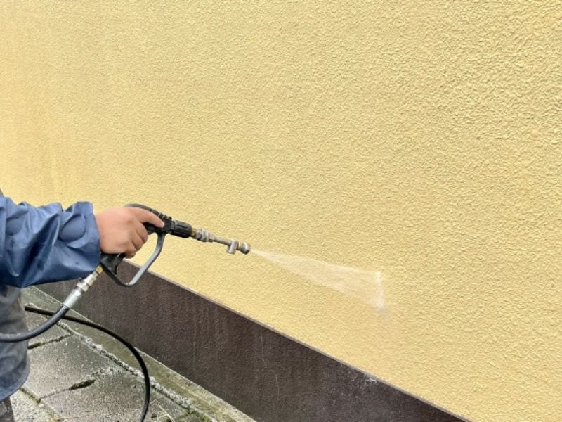 外壁の黒ずみが気になるあなたへ｜カビ取りと再発防止方法を徹底解説