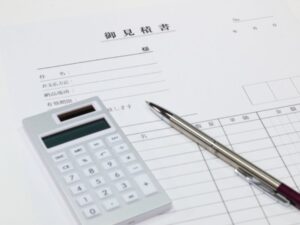 御見積書・電卓・ペンの見積もり確認イメージ