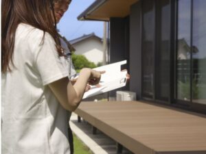 自宅前で書類を確認する・現地確認イメージ