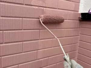 レンガ模様の外壁塗装・中塗り・上塗り工程