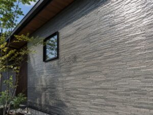 クリヤー塗料で仕上がったデザイン性の高い住宅外壁