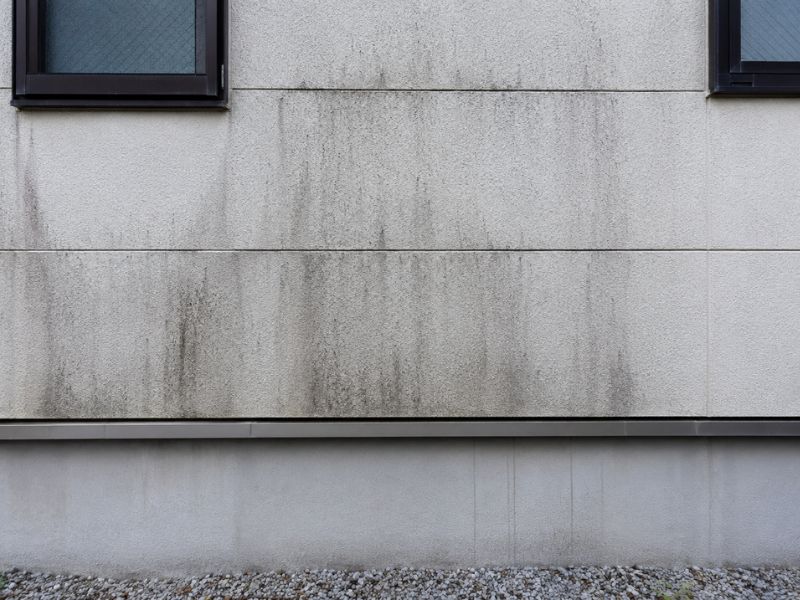 【外壁塗装】窓の下にできる「雨だれ（黒い筋汚れ）」の原因とは？お家をきれいに保つための対策と防汚の工夫