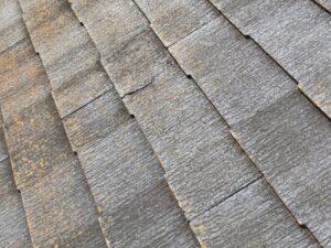 劣化して色褪せた屋根表面