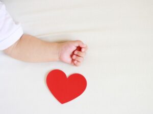 眠る子供の手