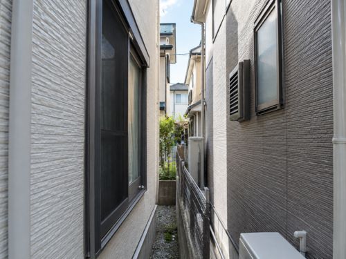 杉並区の外壁塗装｜隣家との距離が狭くても工事できる？足場と注意点を解説