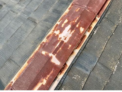 杉並区の屋根塗装｜棟板金も塗装が必要？サビや浮きの確認ポイント