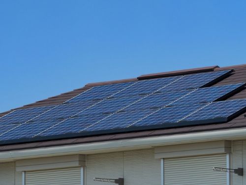 太陽光パネルがある屋根も塗装できる？取り外しの必要性と注意点｜杉並区